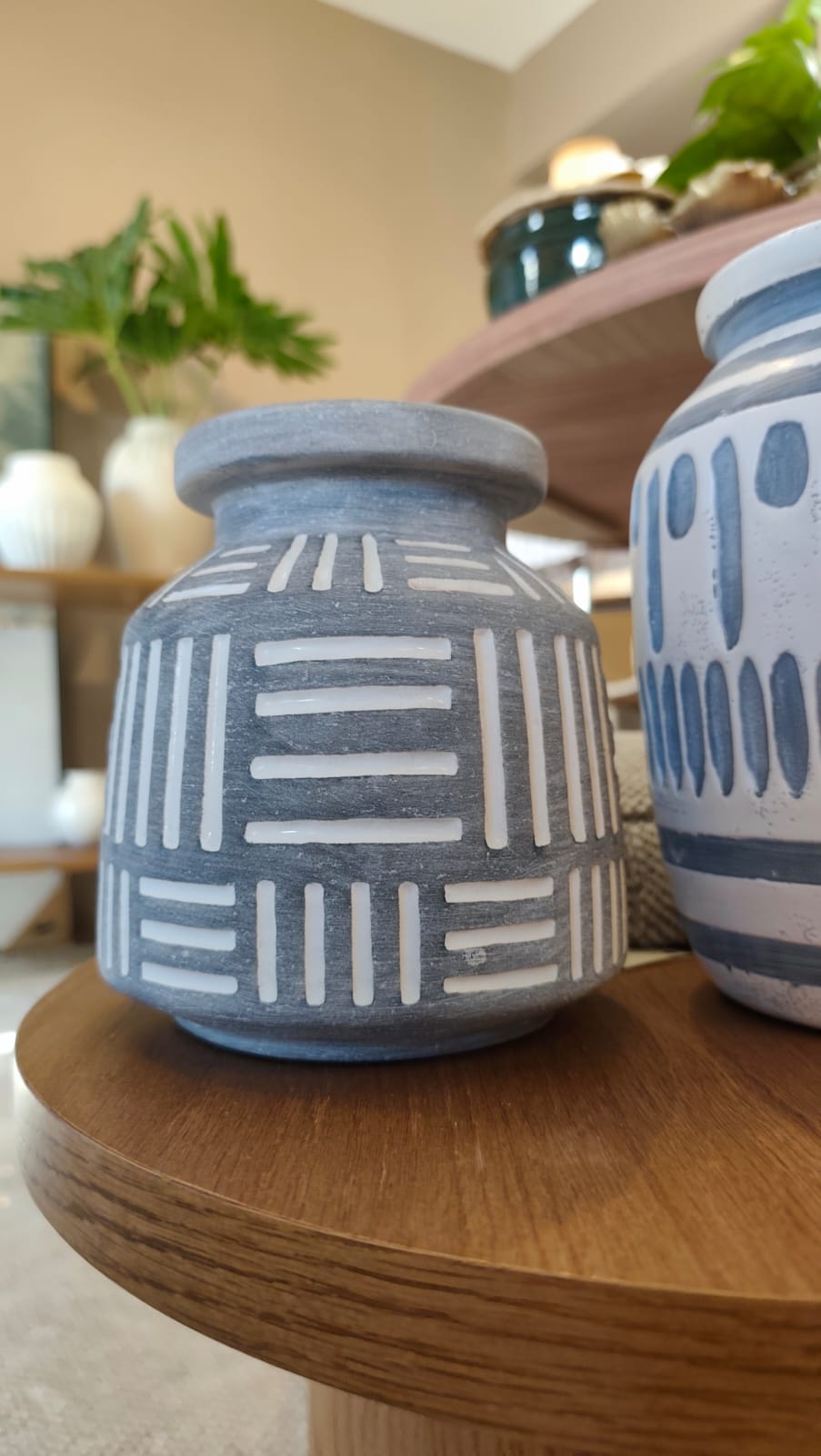 Vaso Cinza com Entalhos Brancos