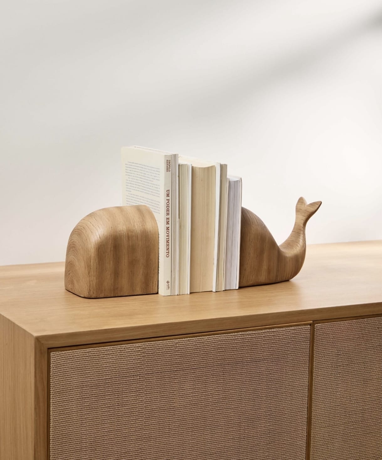 Aparador de livros baleia