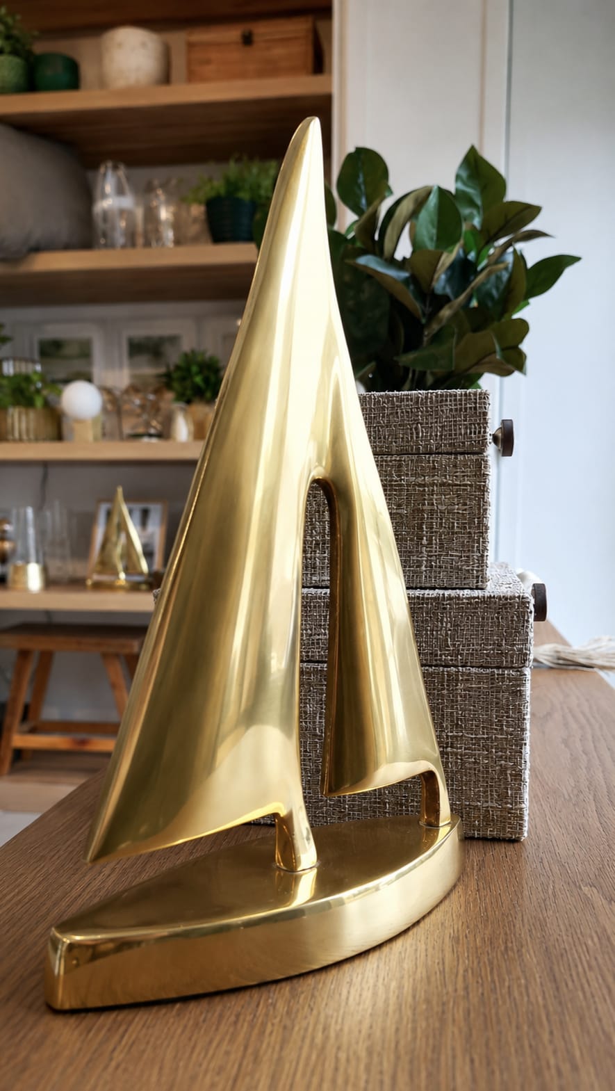Barco em metal dourado